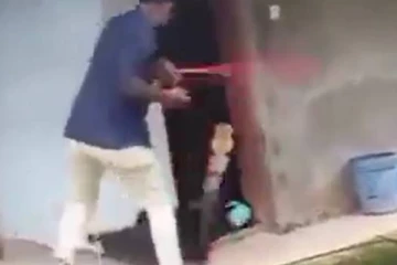 ‘ஆத்தாடி...எவ்வளவு பெருசு’ - பாம்பின் வாலை பிடித்து இழுத்த நபருக்கு காத்திருந்த அதிர்ச்சி வீடியோ