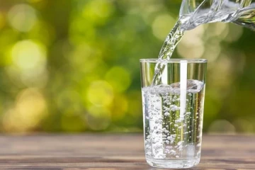 தண்ணீர் குடிக்கும்போது மறந்தும் கூட இந்த தவறை செஞ்சிடாதீங்க! இந்த பக்கவிளைவுகளை ஏற்படுத்தி விடுமாம்