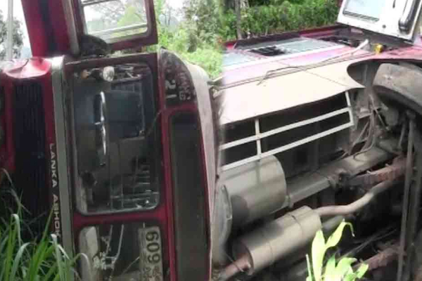 இ.போ.ச பஸ் விபத்தில் 15 பேர் காயம்! | 15 People Injured In Ctb Bus Accident Kandy இ.போ.ச பஸ் விபத்தில் 15 பேர் காயம்! | 15 People Injured In Ctb Bus Accident Kandy