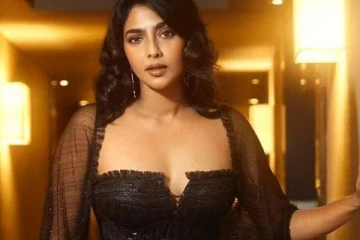 ஐஸ்வர்யா லட்சுமி கிளாமர் ஸ்டில்கள்