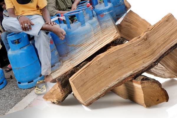 கொழும்பில்  பிரதான வர்த்தக பொருளாக  மாறிய விறகுக் கட்டு! | Firewood Is The Main Commodity Of Colombo City