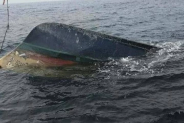 படகு கடலில் கவிழ்ந்து விபத்து; ஜப்பானியர் உட்பட 4 பேர் மீட்பு