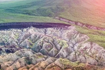 ரஷ்யாவில் நிலப்பரப்பில் உள்ள எல்லாவற்றையும் தனுக்குள் இழுத்துக் கொள்ளும் நரகப் பள்ளம் - திகிலூட்டும் தகவல்