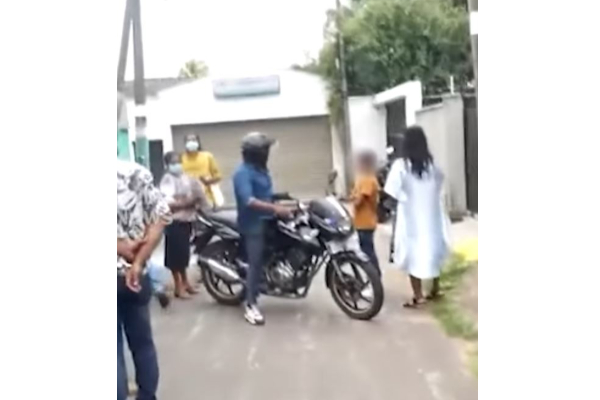 ஜப்பானில் தொழில்! கொழும்பில் பெரும் மோசடி செய்த பெண்ணின் வீட்டை சுற்றி குவிந்த கூட்டம் | Japan Vacancy ஜப்பானில் தொழில்! கொழும்பில் பெரும் மோசடி செய்த பெண்ணின் வீட்டை சுற்றி குவிந்த கூட்டம் | Japan Vacancy