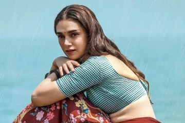 உடலில் இருந்து கீழே விழும் ஆடை.. ரசிகர்களை தூங்க விடாமல் செய்ய அதிதி ராவ்