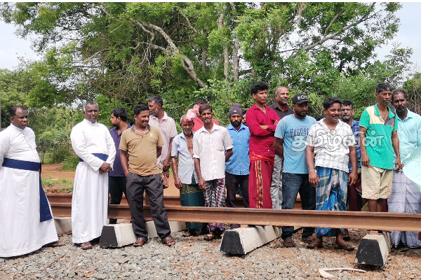 வவுனியாவில் தொடருந்து பாதையை மறித்து மக்கள் ஆர்ப்பாட்டம்: புனரமைப்பு பணி இடைநிறுத்தம் (Photos) | Protest In Vavuniya Against Railway