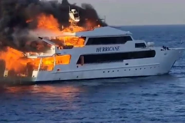 பற்றியெரிந்த படகு; 3 பிரித்தானிய சுற்றுலாப் பயணிகள் மாயம்