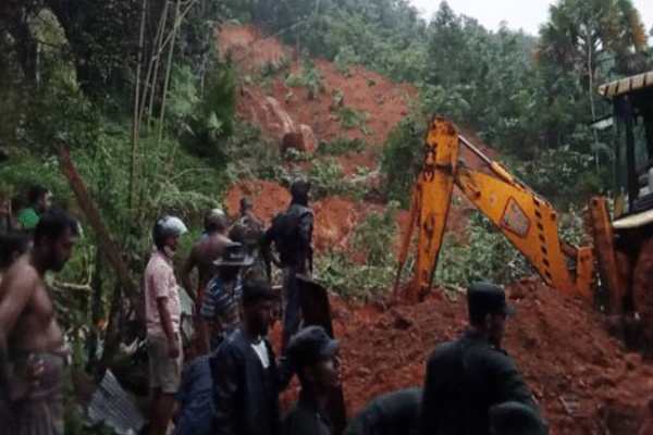 இலங்கையில் தொடரும் சோகம்: மண்சரிவில் சிக்கி 2 பேர் பலி: மூவர் மாயம்! | 2 Killed In Landslide 3 Peoples Missing Kegalle