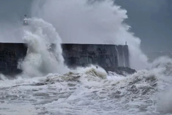 பிரித்தானியாவை நோக்கி வரும் சந்திரா புயல்! மக்களுக்கு வெளியான முன்னறிவிப்பு | Storm Chandra Is Set To Hit Uk Live Weather