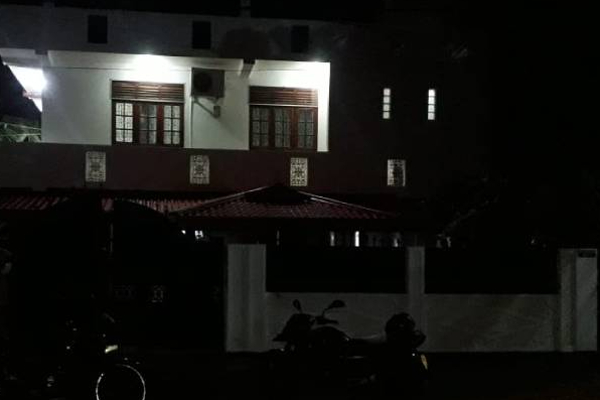 யாழ்.அரியாலையில் நேற்றிரவு வீடொன்றின் மீது வன்முறை கும்பல் நடத்திய கொடூர தாக்குதல்! | Violent Mob Attacks A House In Jaffna Last Night யாழ்.அரியாலையில் நேற்றிரவு வீடொன்றின் மீது வன்முறை கும்பல் நடத்திய கொடூர தாக்குதல்! | Violent Mob Attacks A House In Jaffna Last Night