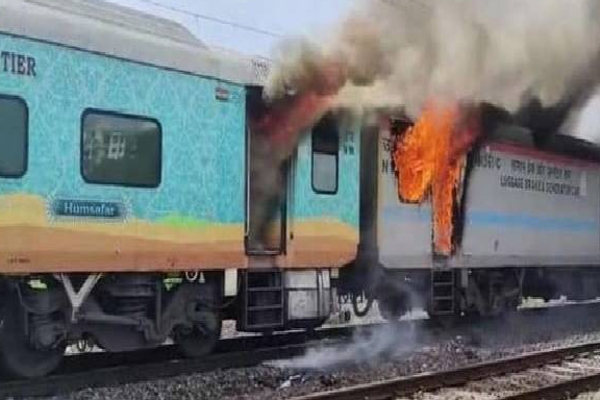 இந்தியாவில் எக்ஸ்பிரஸ் தொடருந்தில் திடீர் தீ விபத்து | Sudden Fire Incident In Humsafar Express Train