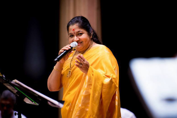 மேடையில் அந்தரத்தில் தொடங்கியபடி பாடல் பாடிய Ks சித்ரா- பயந்துபோன ரசிகர்கள், வீடியோ | Singer K S Chithra Singing Video Goes Viral