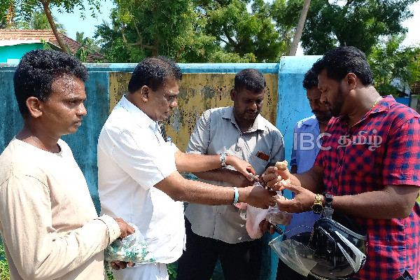 விடுதலைப்புலிகளின் தலைவரின் பிறந்த தினத்தில் வல்வெட்டித்துறையில் இனிப்புகள் பரிமாறி கொண்டாட்டம்! | Jaffna Valvettithurai Ltte Leader Birthday Sweet