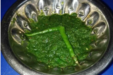 குண்டு இட்லிக்கு காரசாரமான பச்சை மிளகாய் சட்னி செய்வது எப்படி என்று பார்க்கலாம்....!