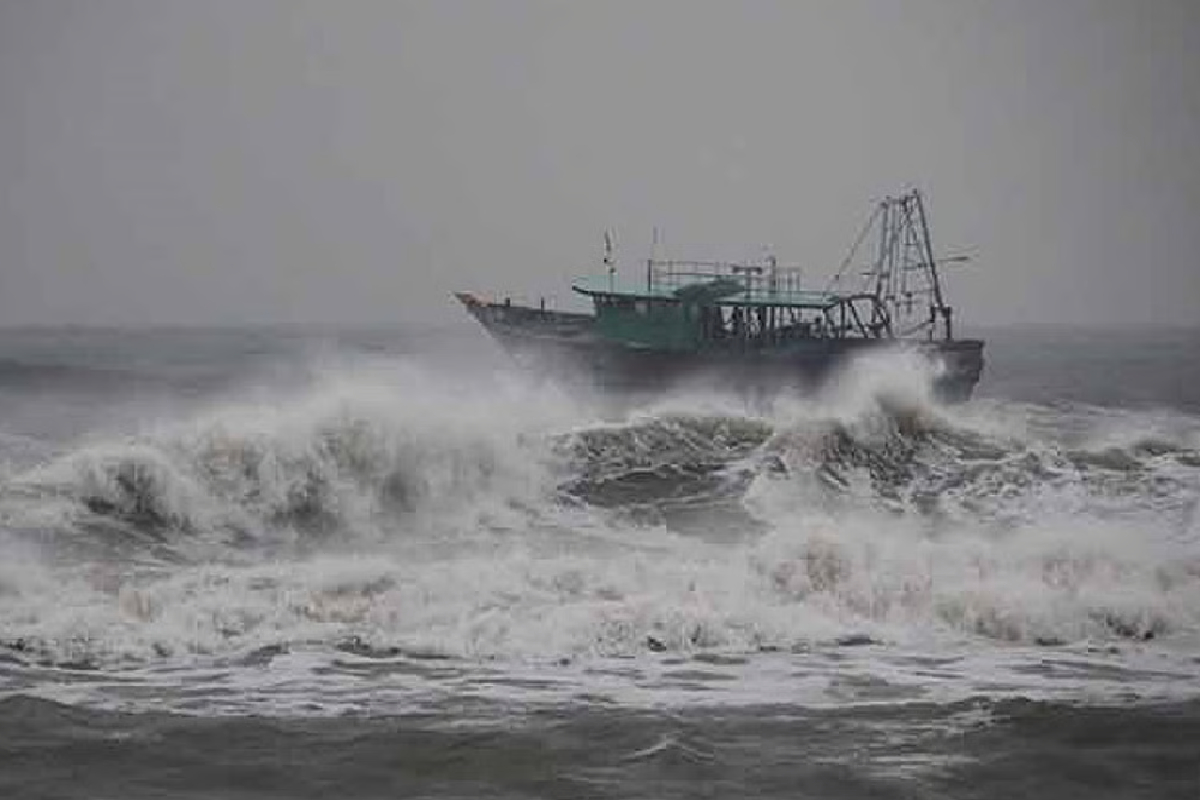 கடற்பரப்புகளுக்கு செம்மஞ்சள் எச்சரிக்கை; மீனவர்களே அவதானம்! | Srilanka Orange Alert Coastal Waters Be Vigilant