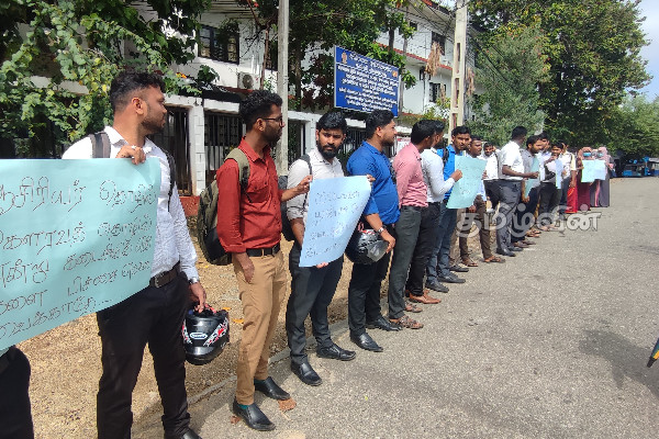கிழக்கு மாகாண கல்வி அமைச்சுக்கு முன்னால் ஆசிரியர்கள் ஆர்ப்பாட்டம் (Video) | Ministry Of Education Eastern Teachers Protest