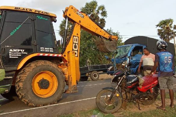 தமிழர் பகுதியில் பயங்கர விபத்து சம்பவம்... மூவர் வைத்தியசாலையில்! | 3 Vehicles Collided With Each Other In Mannar தமிழர் பகுதியில் பயங்கர விபத்து சம்பவம்... மூவர் வைத்தியசாலையில்! | 3 Vehicles Collided With Each Other In Mannar