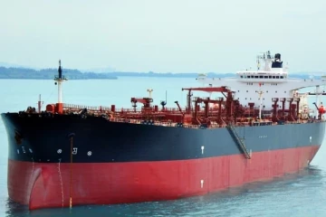 அரசாங்கத்திடம் டொலர்கள் இல்லை!  கடலில் நங்கூரமிட்டுள்ள கப்பல்