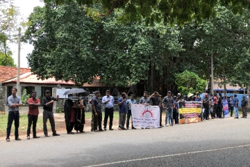 கிழக்குப் பல்கலைக்கழக விரிவுரையாளர்கள் கவனயீர்ப்பு போராட்டம் (படங்கள்)