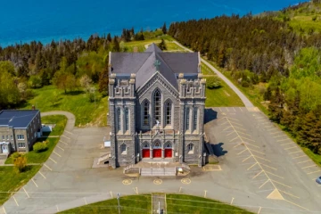 பக்தர்களின் எண்ணிக்கை குறைவினால் விற்பனை செய்யப்படும் தேவாலயம்!