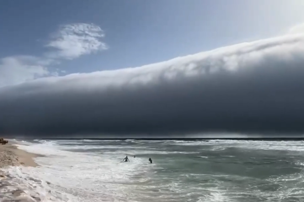 போர்த்துக்கலில் சுனாமி அலைகள் போல் தோன்றிய மேகங்கள்! | Clouds That Looked Like Tsunami Waves In Portugal