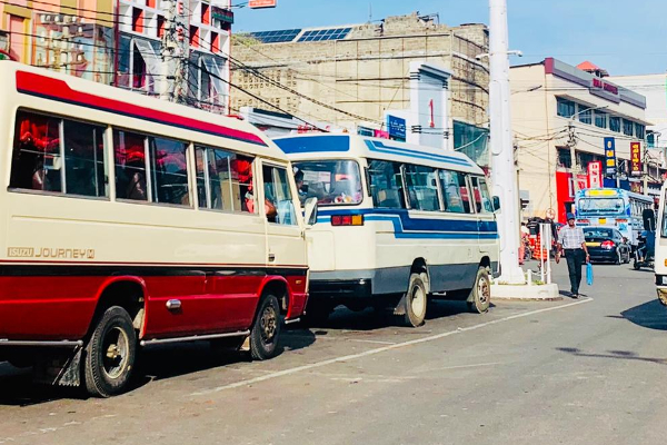 யாழில் தறிகெட்டு ஓடிய தனியார் பேரூந்து; தூக்கி வீசப்பட்ட இளைஞன் | A Private Bus Ran Aground In Yali Thrown Young Man
