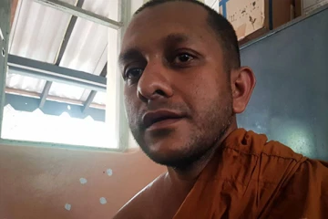 அரசுக்கு எதிராக போராட்டம் நடத்திய பிக்கு மீது அரசியல்வாதி தாக்குதல்