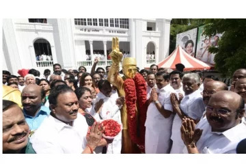 அ.தி.மு.க.வின் 51வது பொன்விழா - எம்.ஜி.ஆர் - ஜெயலலிதா உருவச்சிலைக்கு எடப்பாடி பழனிசாமி மரியாதை