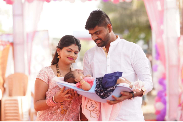 புதிதாக பிறந்த பெண் குழந்தையை வரவேற்க தந்தை செய்த காரியம்! ட்ரண்டிங் காட்சி இதோ | Father Invite Girl Child Helicopter In Tamil