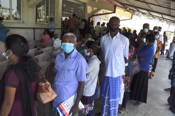 சுகாதார பணியாளர்களின் பணிப் பகிஸ்கரிப்பினால் பெரும் நெருக்கடிக்குள் சிக்கியுள்ள நோயாளர்கள் (படங்கள்) - ஐபிசி தமிழ்