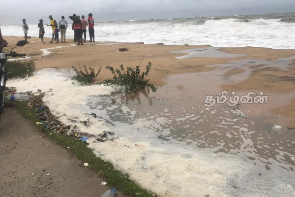 கல்முனையில் பதற்றம்.. திடீரென வீதிக்கு வந்த கடல் நீரால் அச்சத்தில் மக்கள்! | Sea That Suddenly Entered The Kalmunai Streets
