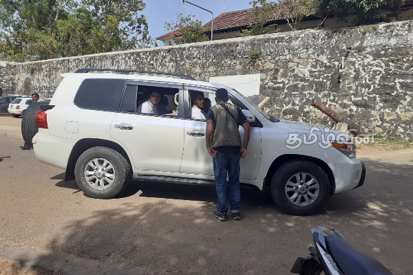 ஊடக அடையாள அட்டையை காட்டவும்: ஊடகவியலாளர் சசியை அனுமதிக்கமாட்டேன்! பிள்ளையான் பிடிவாதம் (Video) | Batticaloa Journalists Issue