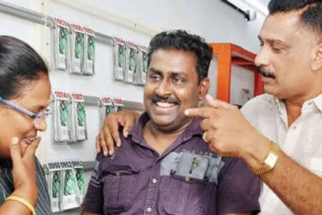 கடன் தொல்லையால்  வீட்டை விற்கவிருந்த நபருக்கு அடித்த ஜாக்பாட் -  கேரளாவில் ஒரு நெகிழ்ச்சி சம்பவம்