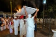 තව ස්වල්ප මොහොතකින් යෙදෙන සුබ නැකතට රටම බලා සිටි මහනුවර ඇසළ මංගල්‍යයේ පළමු චාරිත්‍රය - මුළු මහනුවරම අවදියෙන්