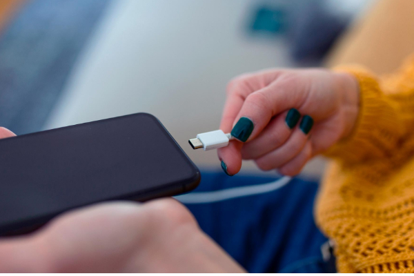 சார்ஜ் போட சென்றவர் மனைவியை அணைத்ததால் கத்திக்குத்தில் முடிந்த சம்பவம் | Man Stabbed For Hugging Wife