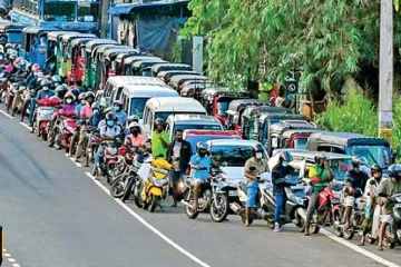 පැත්තකින් ගෑස් පෝලිම පැත්තකින් තෙල් පෝලිම - ලංකාවම ෂට්ඩවුන්