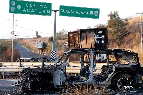 விமானங்கள் ரத்து... சுற்றுலாப்பயணிகளுக்கு எச்சரிக்கை: பற்றியெரியும் மெக்ஸிகோ | Top Cartel Leader Killed In Mexico