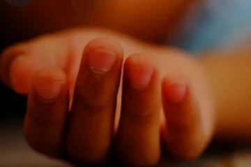 සාරි පොටක ගෙල සිර වීමෙන් දරුවෙකු මිය ගිය අවාසනාවන්ත පුවතක්.