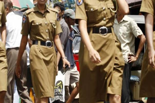 பெண் பொலிஸ் அதிகாரியின் நெற்றியில் முத்தமிட்ட பொலிஸ் சார்ஜன்ட்! | Police Sergeant Kissed A Female Police Constable