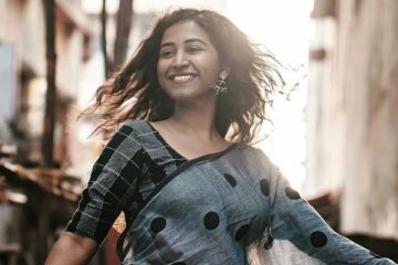 பெண்கள் அந்த இடத்தை மூடி மூடி வைப்பதனால் தான் பிரச்சனை - சர்ச்சையை கிளப்பிய கோமாளி பட நடிகை