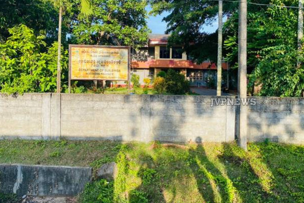 வவுனியா நீதிமன்றிற்கு அருகே பாரிய விபத்து: இருவருக்கு நேர்ந்த விபரீதம் | Vavuniya Court Near Three Wheeler Accident Injured