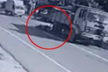 නවතා තිබූ යතුරුපැදියේ සිටි 28 හැවිරිදි පොලිස් කොස්තාපල්ට මරු කැදවූ ඇගහිරි වැටෙන අනතුර..(CCTV VIDEO)