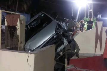 யாழில் விபத்தில் சிக்கிய கனடா வாழ் குடும்பம் ; தெய்வாதீனமாக தப்பிய உயிர்கள்