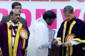 பட்டமளிப்பு விழா மேடையில்.. ஆளுநரிடம் மாணவர் திடீரென செய்த செயல் - பரபரப்பு சம்பவம்!