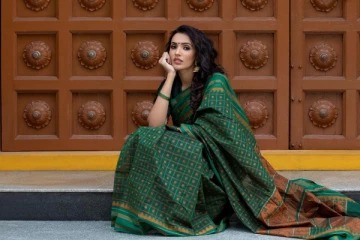 புடவையில் பஞ்சவர்ண கிளி போல் ஜொலிக்கும் அக்ஷரா கௌடா!