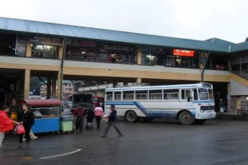 பஸ் தரிப்பிடத்தில் அடையாளம் தெரியாத பெண்ணின் சடலம்