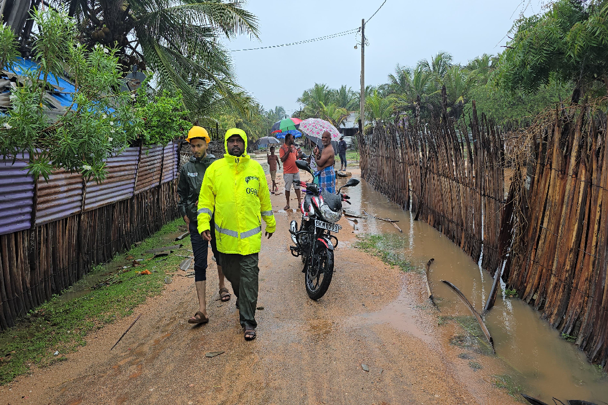 நள்ளிரவில் தாக்கிய இடி மின்னல்; மன்னாரில் வீடுகள் சேதம்! | Houses Damaged In Mannar Due To A Lightning Strike
