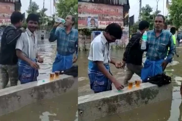 “இந்த ரணகளத்திலும் கிளுகிளுப்பு கேட்குது போல” - மழை வெள்ளத்தில் ஜாலியாக மதுகுடித்த நபர்கள்