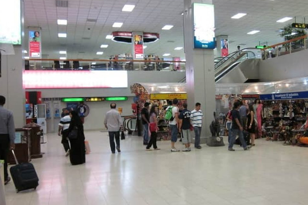 விமான நிலைய வளாகத்திற்குள் ஆர்ப்பாட்டம் - ஐபிசி தமிழ்