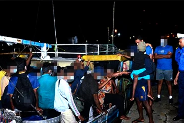 எச்சரிக்கைகளுக்கு மத்தியிலும் சட்டவிரோத கடல் பயணம்! சிறுவர்கள் உட்பட்ட 35 பேர் கைது!